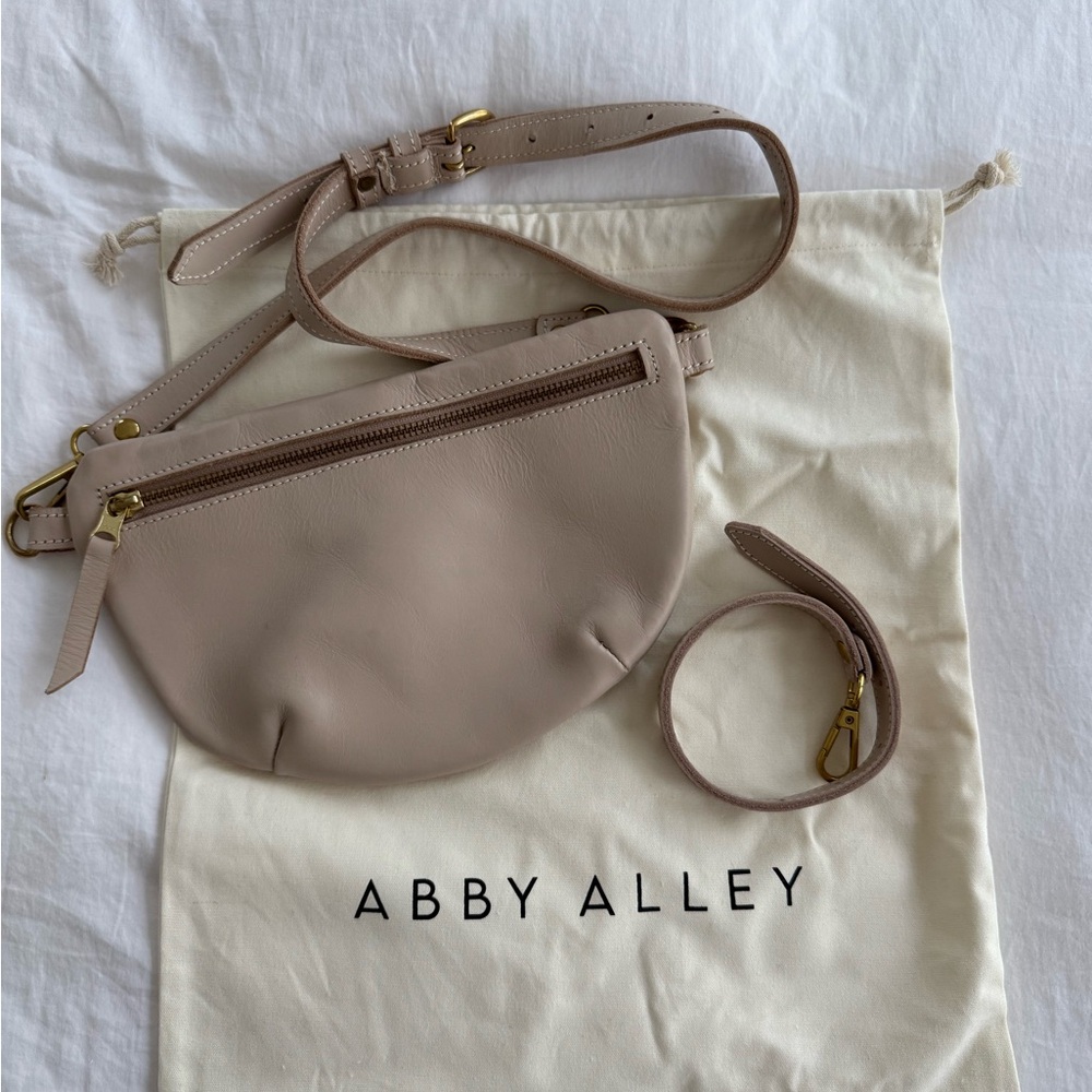 Abby Alley, Sling Bag, Gardenia